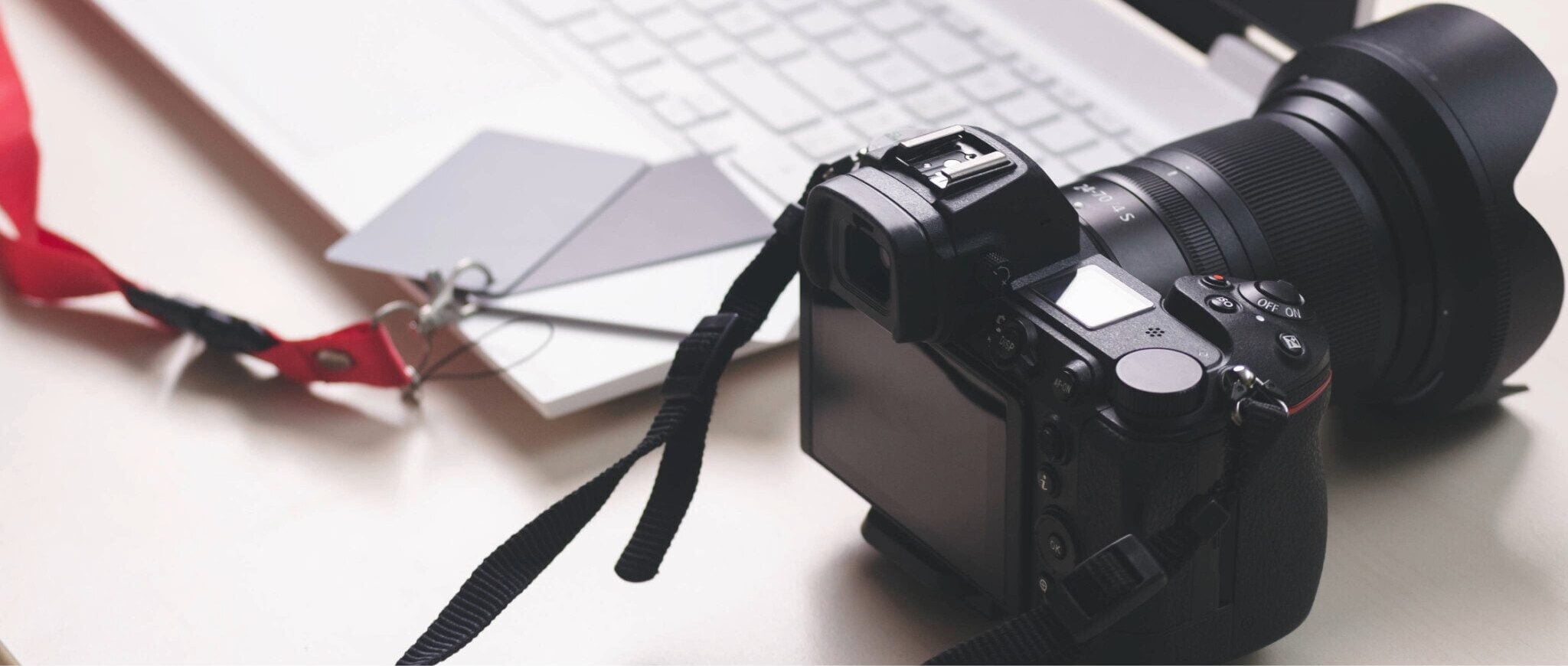 Cámaras de Fotos - Cámara Nikon Z7 II en Escritorio con ordenador portátil